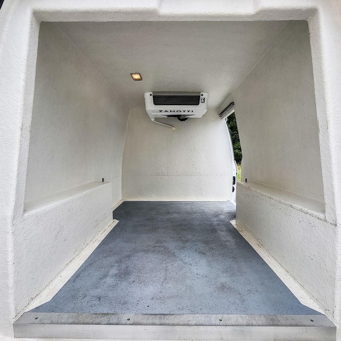 POhled zezadu dovnitř